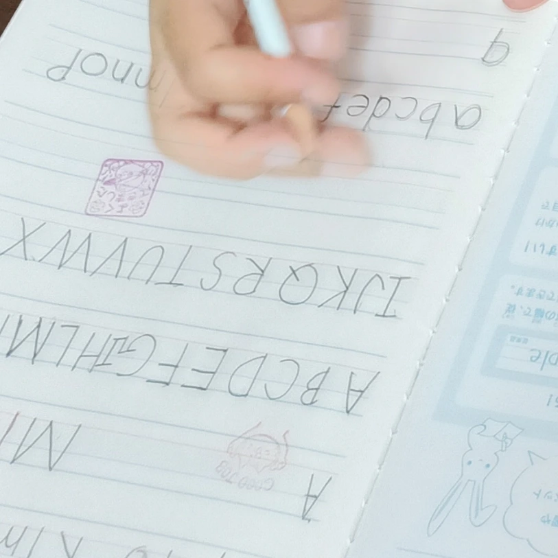 4線ノートにアルファベットの大文字と小文字を書く練習